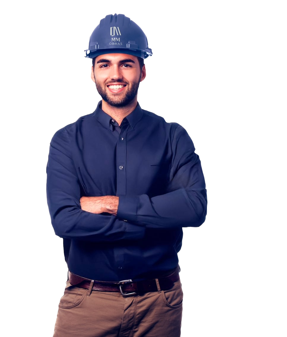Profissional da MM Obras com capacete de segurança