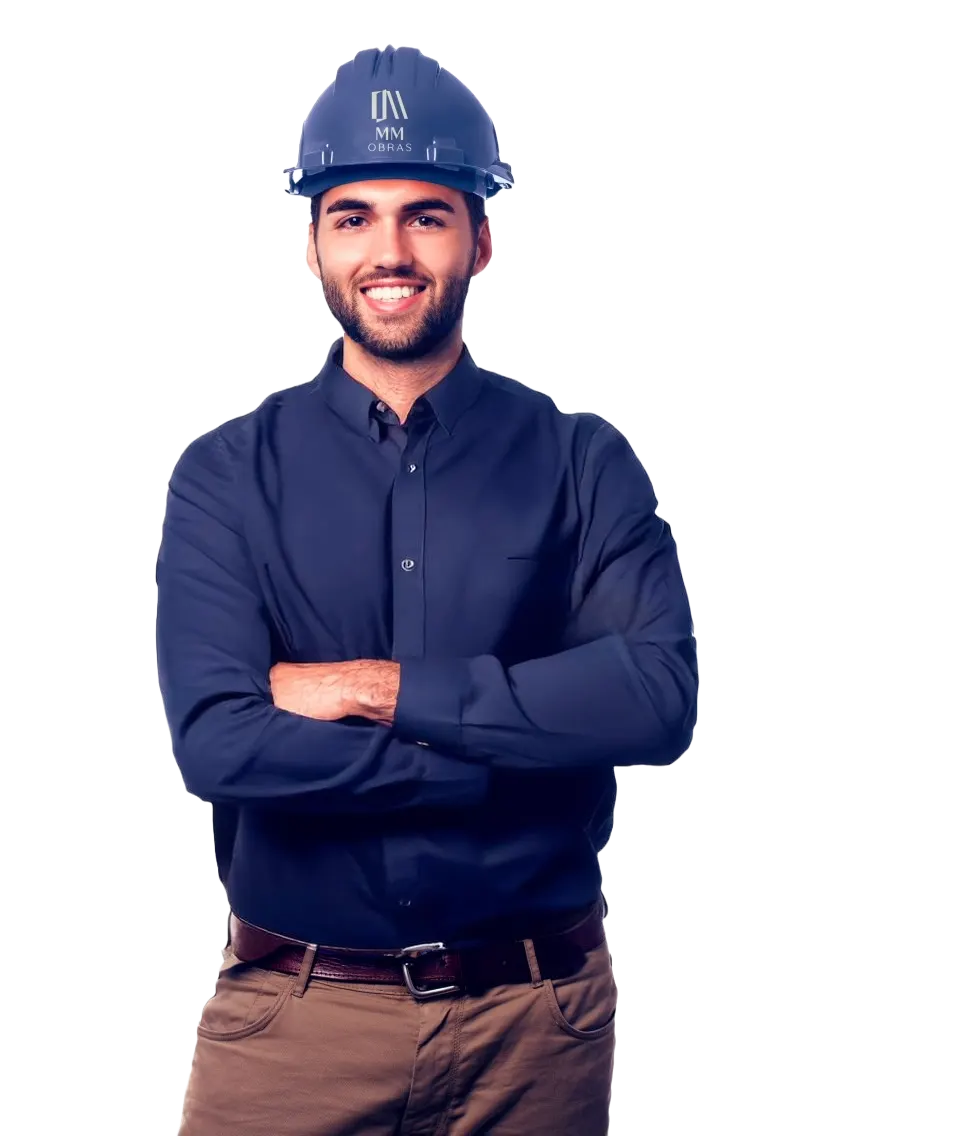 Profissional da MM Obras com capacete de segurança
