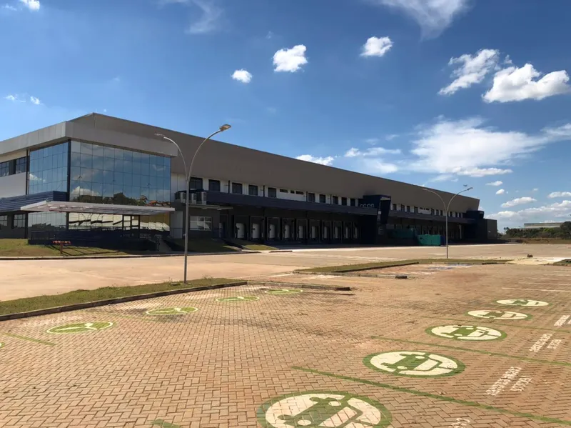 CD Baxter em Cabreúva/SP: fachada com bloco administrativo envidraçado e docas, vista do estacionamento
