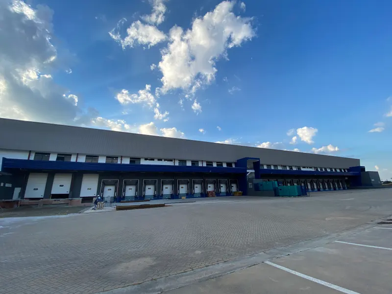 CD Baxter em Cabreúva/SP: fachada de docas com marquise azul e pátio de manobras pavimentado