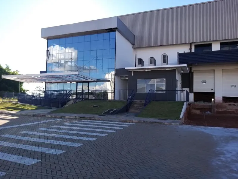 CD Baxter em Cabreúva/SP: entrada do bloco administrativo com fachada de vidro e marquise metálica