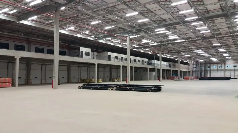 CD Baxter em Cabreúva/SP: interior do galpão com pé-direito alto, estrutura metálica e mezanino sobre as docas