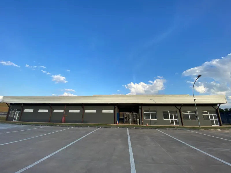 CD Baxter em Cabreúva/SP: edificação de apoio com acesso por catracas e estacionamento