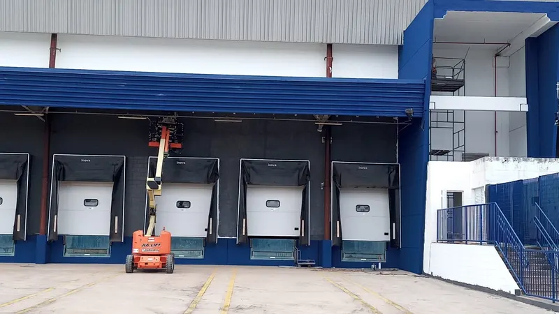CD Baxter em Cabreúva/SP: instalação das docas com plataforma elevatória durante a obra