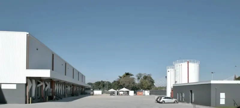 CD CLRG Galeão no Rio de Janeiro/RJ: pátio entre o galpão de docas, a edificação de apoio e os reservatórios