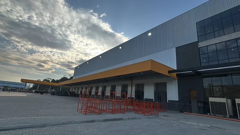 CD King Ouro em Duque de Caxias/RJ: fachada de docas com marquise amarela e bloco administrativo envidraçado