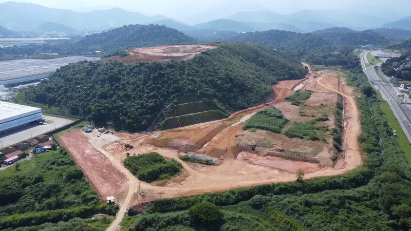 CD King Ouro em Duque de Caxias/RJ: vista aérea da terraplenagem do terreno ao pé do morro