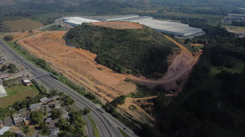 CD King Ouro em Duque de Caxias/RJ: vista aérea da obra na fase de fundações, ao lado da rodovia
