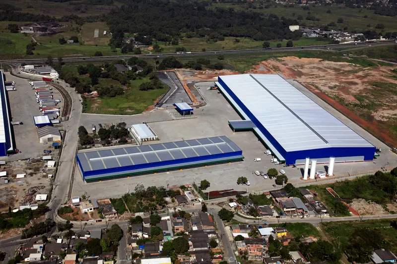 Vista aérea do complexo do CD L'Oréal, em Duque de Caxias/RJ: galpões e pátio de manobras.