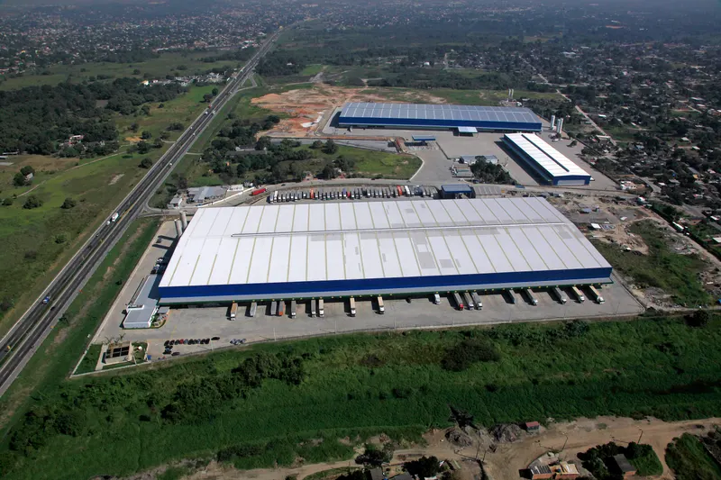 Vista aérea do complexo do CD L'Oréal, em Duque de Caxias/RJ, junto à rodovia.