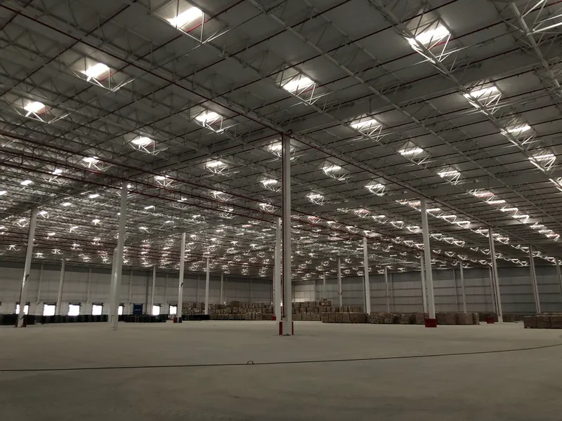 CD Rio de Ouro 2 em Duque de Caxias/RJ: interior do armazém com pilares metálicos, cobertura treliçada e iluminação zenital