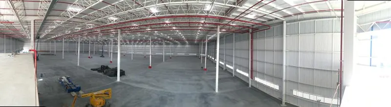 CD Rio de Ouro 2 em Duque de Caxias/RJ: vista panorâmica do armazém a partir do mezanino, na fase final da obra