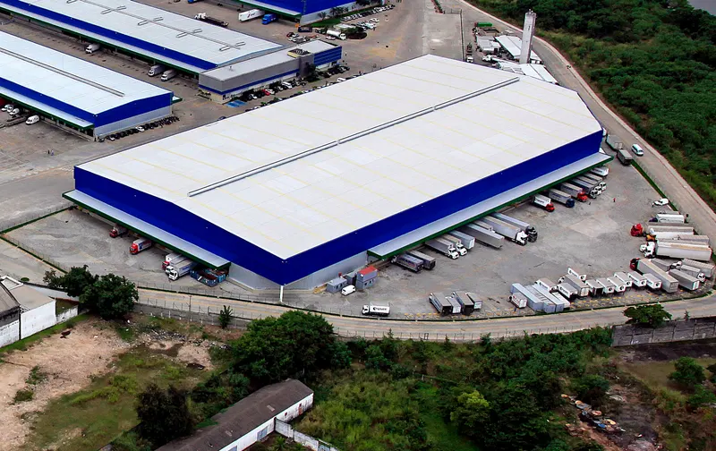 Galpões do Terminal de Cargas Cargo Park, no Rio de Janeiro/RJ, com docas e pátio de carretas (detalhe da vista aérea).